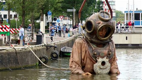 de reuzen van royal de luxe  leeuwarden youtube