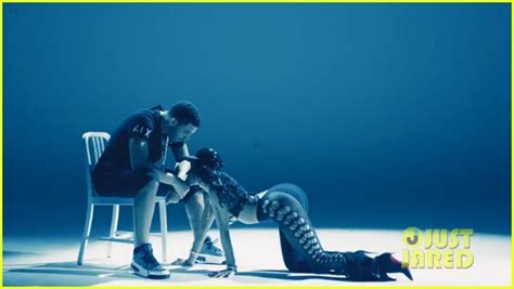 nicki minaj gives a lap dance to drake in anaconda music video