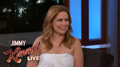 jenna fischer wears towel on jimmy kimmel live after zipper breaks