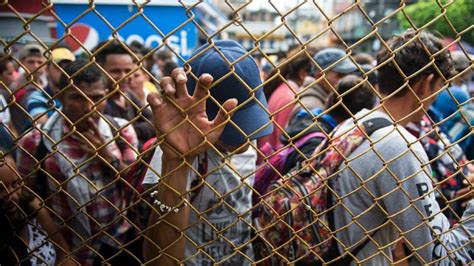 caravan migrants defying trump warnings smash through border fence en
