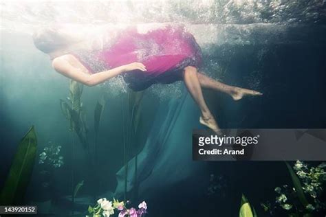 Women Bottomless 個照片及圖片檔 Getty Images