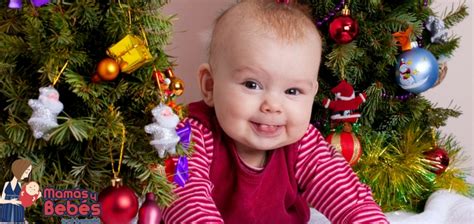 el árbol de navidad y el bebé