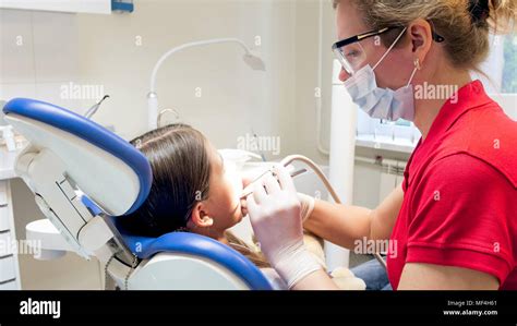 Closeup Portrait Von Zahnarzt Behandlung Von Mädchen Zähnen Mit