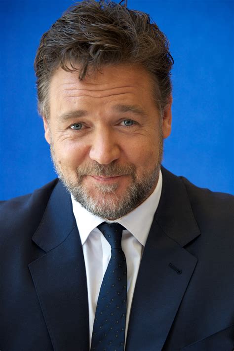 russell crowe shows    pound weight loss   pics closer weekly