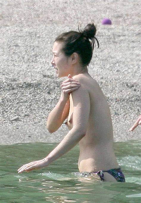 keanu reeves girlfriend china chow showed nude tits at the beach scandal planet