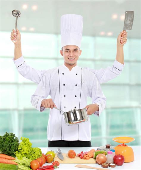cocinero de sexo masculino que cocina en la cocina imagen de archivo