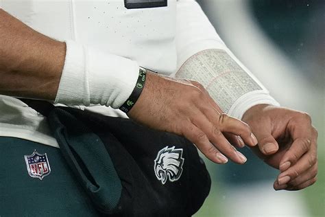 eagles star jalen hurts suffers chilling finger injury  disastrous