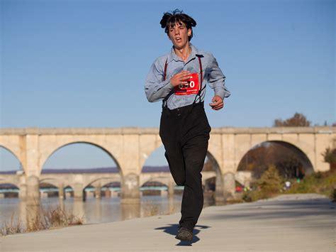 amish man runs harrisburg marathon in traditional amish clothing