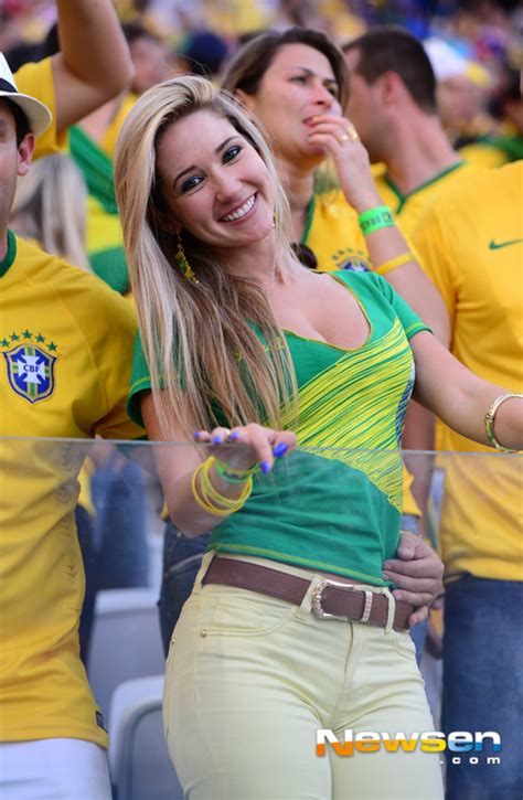 [포토엔]월드컵 개막전에 나타난 미녀 ‘내가 브라질 최고의 미녀 손에 잡히는 뉴스 눈에 보이는 뉴스 뉴스엔