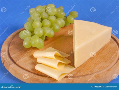 gele kaas stock foto image  delicatesse druiven melk