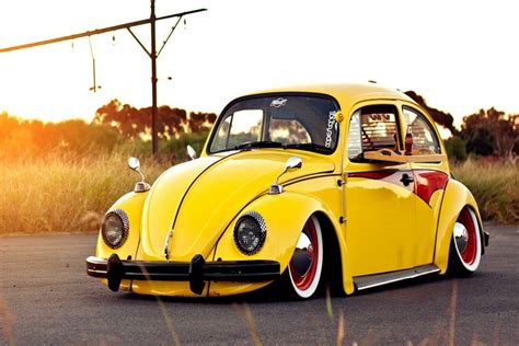 bonito escarabajo volkswagen amarillo