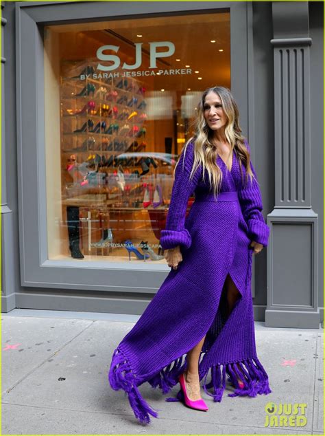 Sarah Jessica Parker Poses In Front Of Her Shoe Store For New Photo