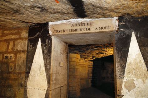 teenagers rescued   trapped  paris catacombs   days
