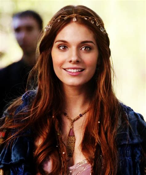 beautiful jewel headpiece and great hair on caitlin stasey her warddrobe on reign is pretty