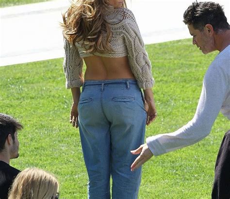 Jennifer Lopez Exposing Her Sexy Stomach To Public In A Backstage Of A
