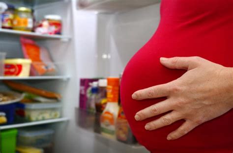 7 reasons why pregnant women crave ice