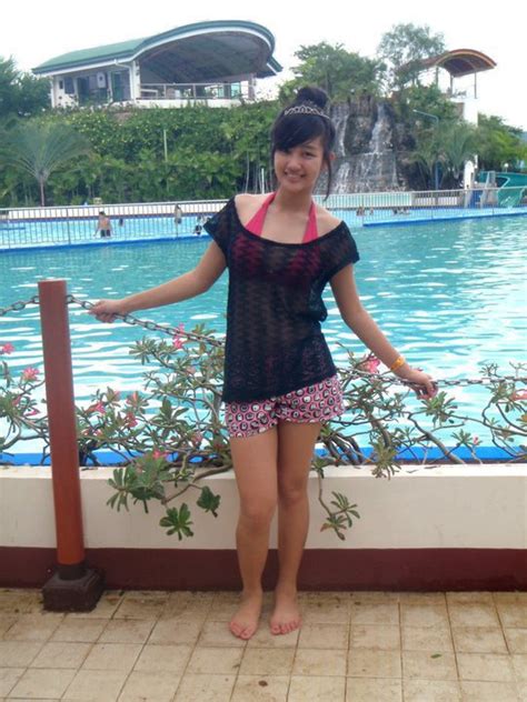 Foto Hot Cewek Cantik Memakai Bikini Di Kolam Renang