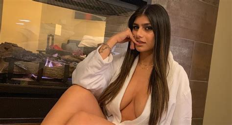 ‘am i doing this right ‘hijab porn star mia khalifa slams a pint of beer in 10 seconds