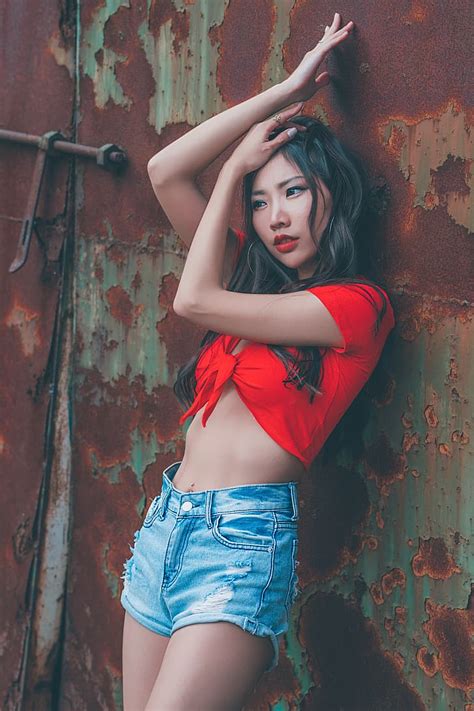 rainbow alice 여자들 모델 아시아 사람 갈색 머리의 묶인 탑 빨간상의 분열 장 반바지 짧은 반바지