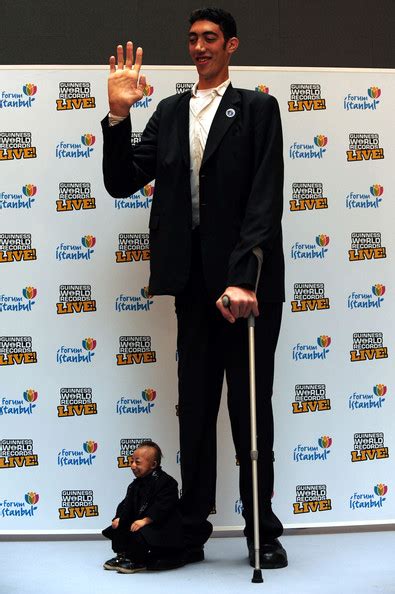 He Pingping Sultan Kosen Photos World S Tallest Man Meets The World S