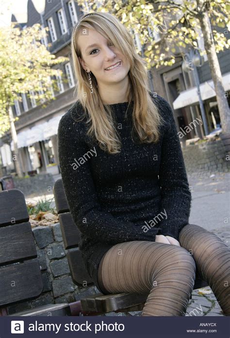hübsche blonde frau mit minirock sitzen auf einer bank stockfoto bild 15469705 alamy