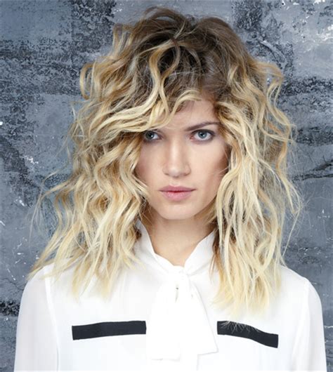 Capelli bianchi mossi, taglio medio. Capelli: tagli medi e mossi per la primavera 2016 - Glamour.it