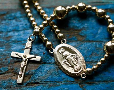 rosario catolico relleno de oro  etsy