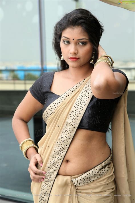 indian aunties and girls real life aunties and bhabhi showing saree navel
