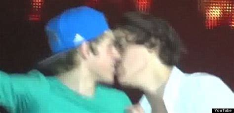 One Direction S Harry Styles Kisses Bandmate Niall Horan