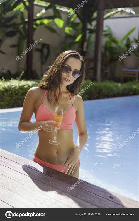 joven bikini gafas sol con cóctel piscina — foto de stock © yuliyakirayonakbo 179945296