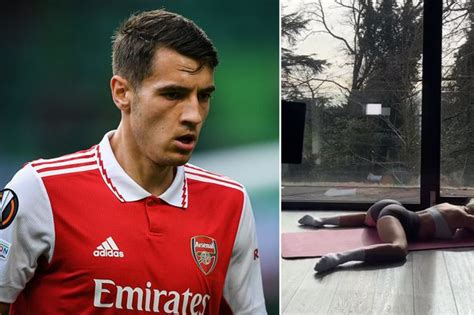 Arsenal Star S Bum Shaking Wag Shows How Flexible She Is Sprawling Out