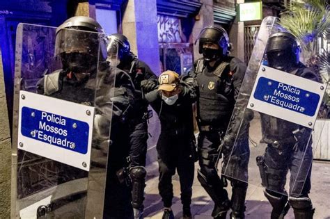 barcelona riots erupt   anti lockdown protestors  clashes  police   infections
