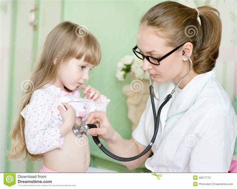 arts die meisje met stethoscoop onderzoeken stock foto image  ademhaling gezondheid