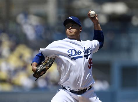 toronto blue jays get huge boost to rotation with hyun jin ryu signing