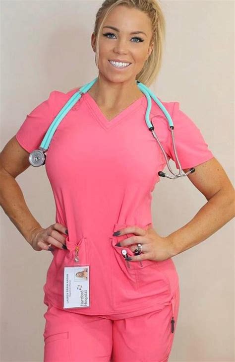 lauren drain instagram star and ‘world s hottest nurse has 3 6m fans