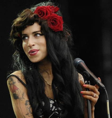Lady Gaga Sings For Amy Winehouse Foundation Woman S Day