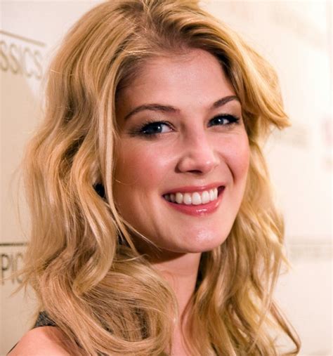 rosamund pike to play war reporter marie colvin in new