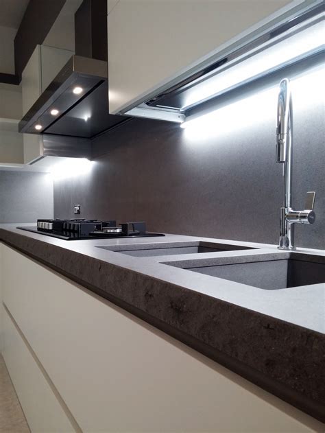 È possibile creare un'unità ingombrante sul balcone? Cucina Laccata Bianco con Top a Spacco - Arredamenti Barin