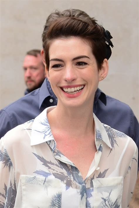 Hairstyle Ideas How Anne Hathaway S Growing Out Her Pixie Haircut