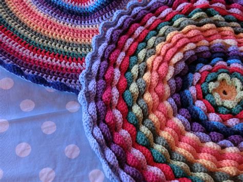 rundes kissen nach einer anleitung von lucy attic lucy blanket crochet  cushions hand