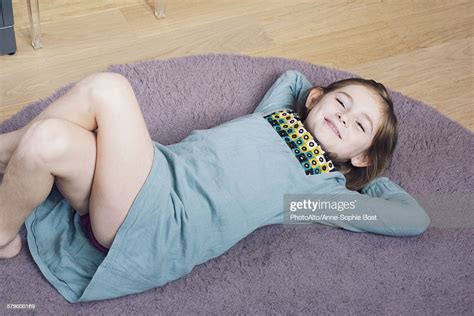 girl lying on floor with hands behind head smiling foto stock getty