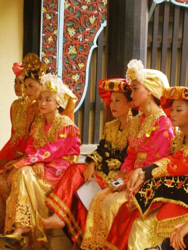 pictures of populations minang girls in traditional dress discover