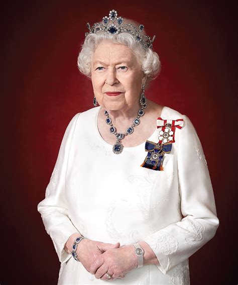 queen elizabeths  official portrait   tiara moment  months  majesty