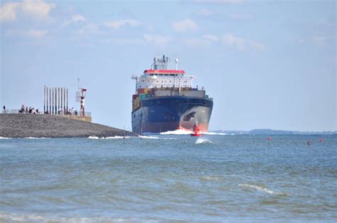 schepen varen dicht langs de kust bij vlissingen zeelandnet foto