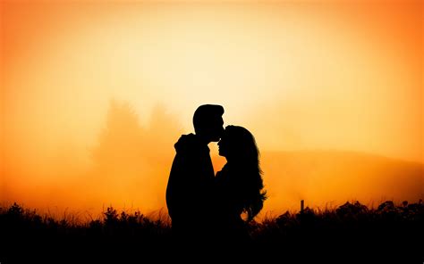 Download Wallpaper 3840x2400 Couple Hug Kiss Love Outdoor Sunset