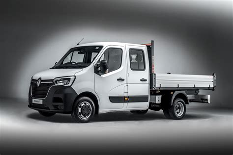 renault adds  models  master ze electric van range increases payload parkers