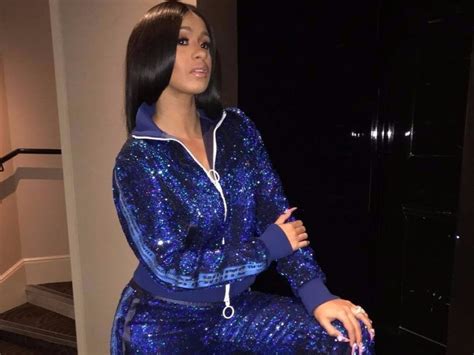 cardi b defends security guard she snapped on for fixing her skirt