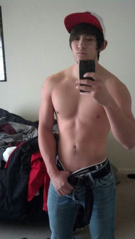 handsome hunk goes naked queerclick