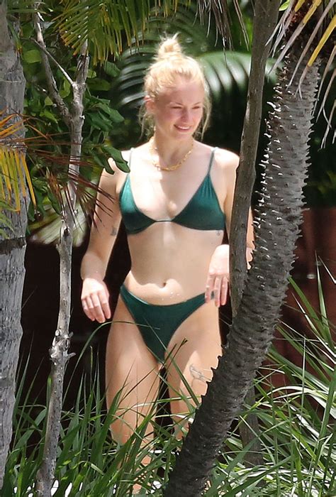 sophie turner cameltoe and sexy bikini photos thefappening link