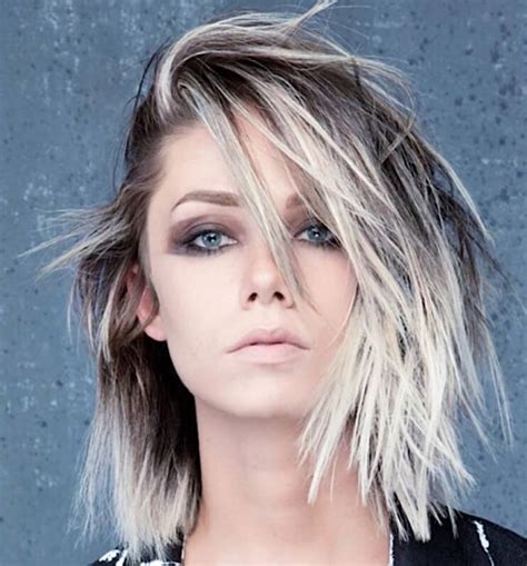Il taglio scalato consente di creare volumi e dare movimento alla capigliatura. Capelli, long bob liscio mosso scalato. 7 Nuovi tagli - Donne Sul Web